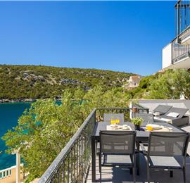 6 Bedroom Waterfront Villa with Pool in Uvala Ljubljeva near Trogir, Sleeps 12-13